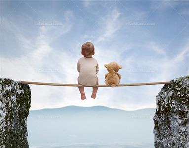تصویر با کیفیت بچه و عروسک خرسی رو پل چوبی